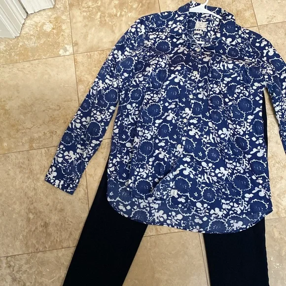 1 Banana Republic Pant 6 & 1 Gap shirt M .Bundle - Picture 2 of 9